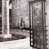 A salvarsi all�epoca fu un prezioso affresco duecentesco raffigurante la Madonna con Bambino. Si trovava su uno dei pilastri e venne prontamente chiuso in una teca di vetro con telaio in ferro e illuminato da un lampione. Ma del dipinto oggi non rimane che quello scatto: l�opera infatti risulta sparita nel nulla